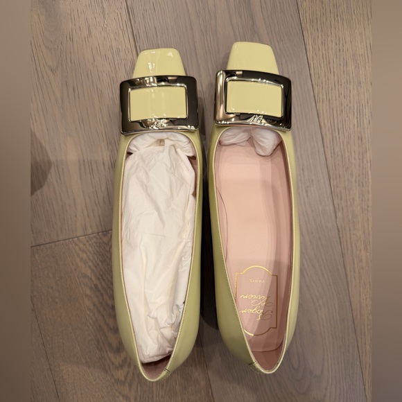 Roger Vivier Shoes - Roger Vivier Belle Vivier Pumps in patent leather, size 37.5, NWT.